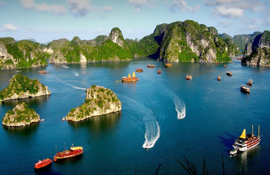 Vịnh Hạ Long là một trong những địa điểm du lịch nổi tiếng nhất Việt Nam